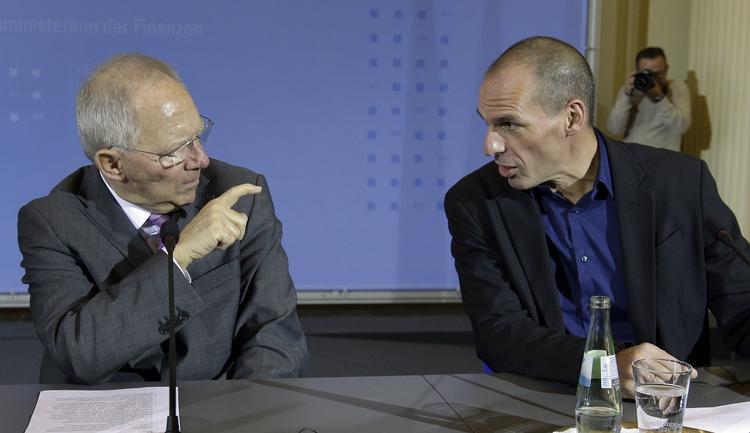 Opgør. Tysklands finansminister, Wolfgang Schäuble og Grækenlands finansminister, Yanis Varoufakis i samtale inden fælles pressemøde i februar i år. 