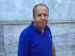 Yannis Kourtis. Avissælger, 59 år.Efter 37 år på arbejdsmarkedet skal jeg på pension om en måned – hvis der er nogen pension til den tid. Siden august har jeg tvunget betalt 420 euro (3.150 kroner) i pensionsbidrag hver måned, det er hele min løn. Med skam får jeg penge af min søn til en kop kaffe, selvom jeg dagligt arbejder 12 timer. Hvorfor stemme ja, når vi allerede har levet fem år med spareprogrammer? Jeg stemmer nej. 