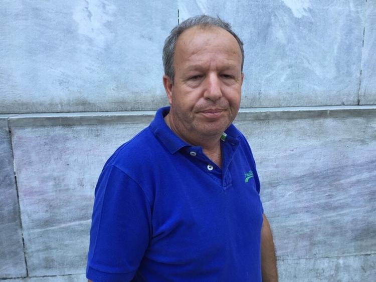Yannis Kourtis. Avissælger, 59 år.Efter 37 år på arbejdsmarkedet skal jeg på pension om en måned – hvis der er nogen pension til den tid. Siden august har jeg tvunget betalt 420 euro (3.150 kroner) i pensionsbidrag hver måned, det er hele min løn. Med skam får jeg penge af min søn til en kop kaffe, selvom jeg dagligt arbejder 12 timer. Hvorfor stemme ja, når vi allerede har levet fem år med spareprogrammer? Jeg stemmer nej. 