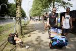 FOLKEVANDRING. Allerede efter de sidste koncerter lørdag nat på Roskilde Festival starter folkevandringen hjem og væk fra festivalen. Til fods, med toget, på cykel eller hentet i mors bil, hvis man er så heldig. 