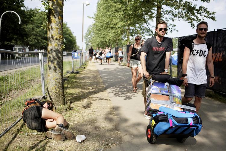 FOLKEVANDRING. Allerede efter de sidste koncerter lørdag nat på Roskilde Festival starter folkevandringen hjem og væk fra festivalen. Til fods, med toget, på cykel eller hentet i mors bil, hvis man er så heldig. 