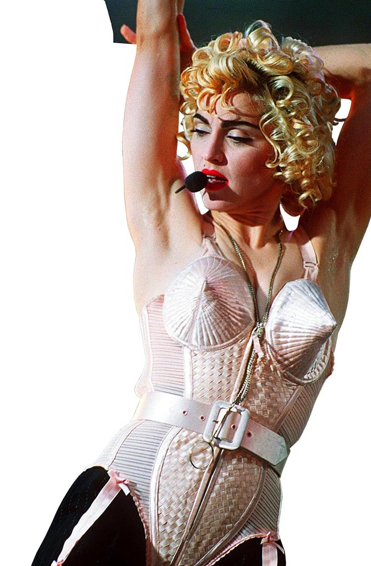 SPÆNDT. Madonna gav i 1990'erne den korsetterede kvindekrop et comeback. Dragten er designet af Jean Paul Gaultier, som har stået bag flere af Madonnas trendsættende indsnøringer. 