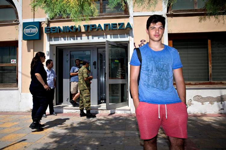 Afslappet. Stelios Kamberes er 17 år og ikke så bekymret for fremtiden. Det er dog lidt frustrerende, at han ikke har så mange penge, når han skal ud med vennerne. Foto: Jacob Ehrbahn 