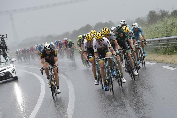 FORBLÆST. Regn og blæst satte præg på årets 2. etape af Tour de France. 