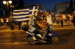 Glæde. Grækere i Athen fejrer resultatet af gårsdagens folkeafstemning. 
