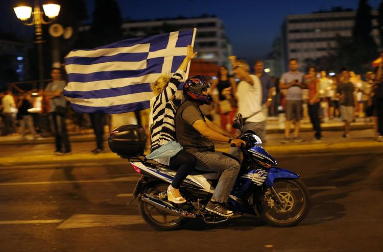 Glæde. Grækere i Athen fejrer resultatet af gårsdagens folkeafstemning. 