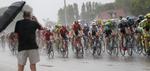 VINDBLÆST. I målområdet skinnede solen fra en skyfri himmel, men på vej dertil måtte Tour de France-feltet kæmpe sig gennem anderledes barske vejrforhold. 