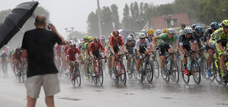 VINDBLÆST. I målområdet skinnede solen fra en skyfri himmel, men på vej dertil måtte Tour de France-feltet kæmpe sig gennem anderledes barske vejrforhold. 