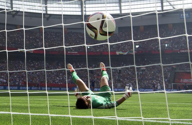 Prisgivet. Japans keeper sprællede forgæves i de første 16 minutter af en vild VM-finale. 
