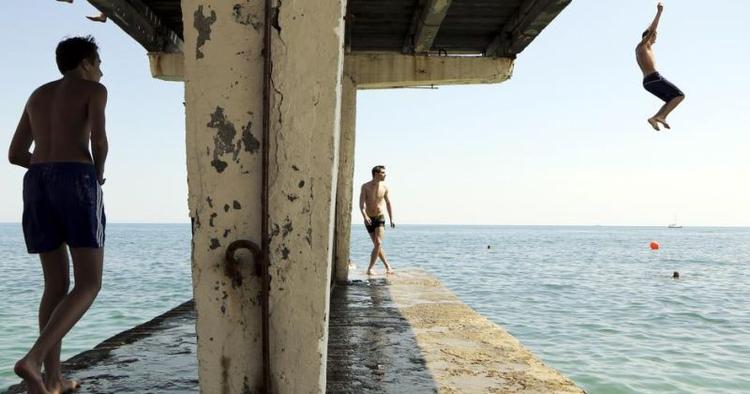 MOLELEG. Vagten, der normalt patruljerer på molen er væk, og unge strandløver ser hurtigt deres snit til at bruge den som udspringstårn. 