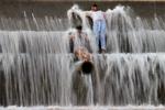 PAKISTAN. Man kan roligt tale om hedebølge i Pakistan, hvor temperaturerne har færet oppe på 50 grader. Her hjælper det med en tur i floden i Islamabad. 