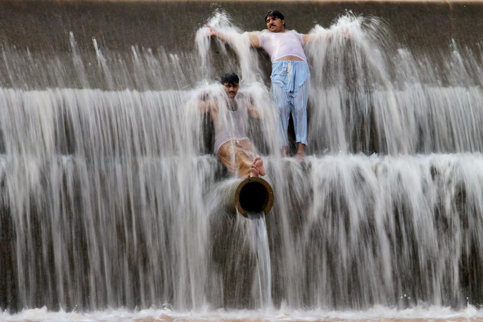 PAKISTAN. Man kan roligt tale om hedebølge i Pakistan, hvor temperaturerne har færet oppe på 50 grader. Her hjælper det med en tur i floden i Islamabad. 
