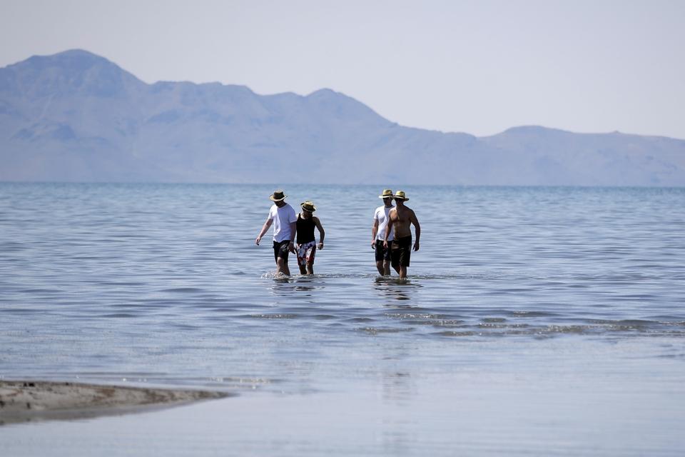 USA. Et af de mest gode steder i USA er Great Salt Lake i Utah. Her dypper turister tæerne i den ekstremt saltholdige sø. 