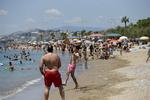 ATHEN. Søndag var den store afstemningsdag i Grækenland, men der var også trængsel på stranden ved Athen. 