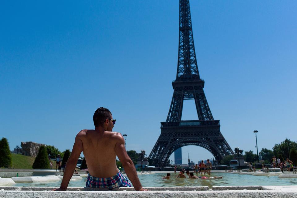 PARIS. Den franske hovedstad er godt forsynet med åndehuller. F.eks. dette bassin tæt på Eiffeltårnet. 