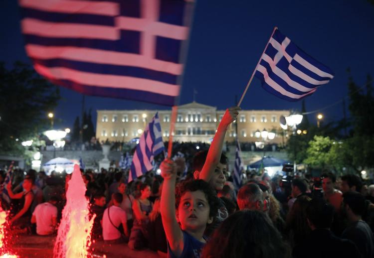 Oxi. Tilhængere af et nej fejrer resultatet af den græske folkeafstemning i Athen. 