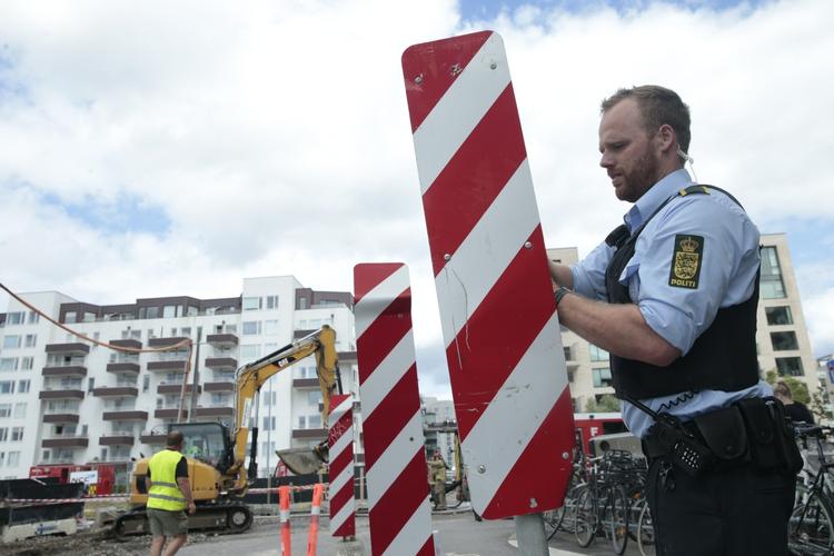 Oversvømmelse. Politiet afspærrer Islands Brygge efter brud på hovedledning. 