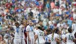 Verdensmestre. I USA er fodbold en kæmpesport for kvinder. Amerikanerne vandt i nat VM-titlen for tredje gang. I USA er der en semiprofessionel liga. 