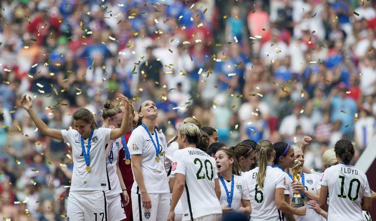 Verdensmestre. I USA er fodbold en kæmpesport for kvinder. Amerikanerne vandt i nat VM-titlen for tredje gang. I USA er der en semiprofessionel liga. 