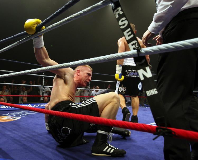 Knockout. Johny Jensen indstillede karrieren for syv år siden.  Den tidligere europamester debuterede som amatør i 1991. Han boksede 84 kampe som amatør og fik 52 sejre og 32 nederlag, og 26 kampe som professionel med 23 sejre, to uafgjorte og ét nederlag. Nederlaget kom i karrierens sidste kamp mod Jean Marc Monrose. 