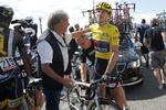 Styrt. Fabian Cancellara ømmer sig efter at have været i asfalten, men rytteren i løbets gule førertrøje kunne dog fortsætte. 