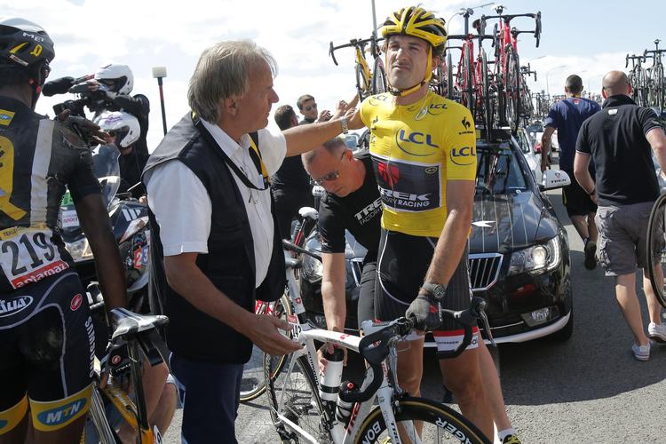 Styrt. Fabian Cancellara ømmer sig efter at have været i asfalten, men rytteren i løbets gule førertrøje kunne dog fortsætte. 