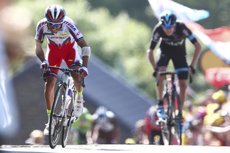 TRØJERNE. Da Joaquim Rodriguez og Chris Froome var over stregen som de første i dag, sikrede det dem henholdsvis den prikkede og gule førertrøje. 