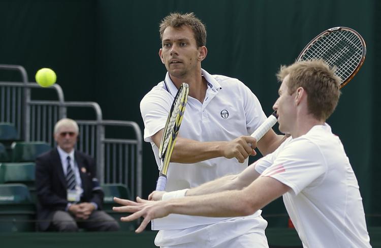 UDE. For første gang har Frederik Nielsen (tv.) og Jonathan Marray (th.) nu prøvet at tabe en doublekamp i Wimbledon. 