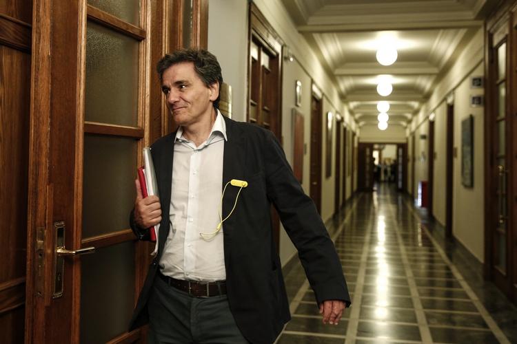 Udnævnelse. Tsakalotos, der siden april har været  forhandlingsleder i forhandlingerne med EU om en låneaftale, er udnævnt som ny finansminister efter Varoufakis i morges trak sig. Tsakalotos går ind for at beholde Grækenland i eurozonen, men er imod de nye nedskæringer og reformer, som kreditorerne i EU stiller som krav for, at Grækenland kan få nye kriselån. 