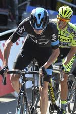 Baghjul. Alberto Contador (bagerst) tabte igen tid i forhold til den nu førende Chris Froome (forrest) 