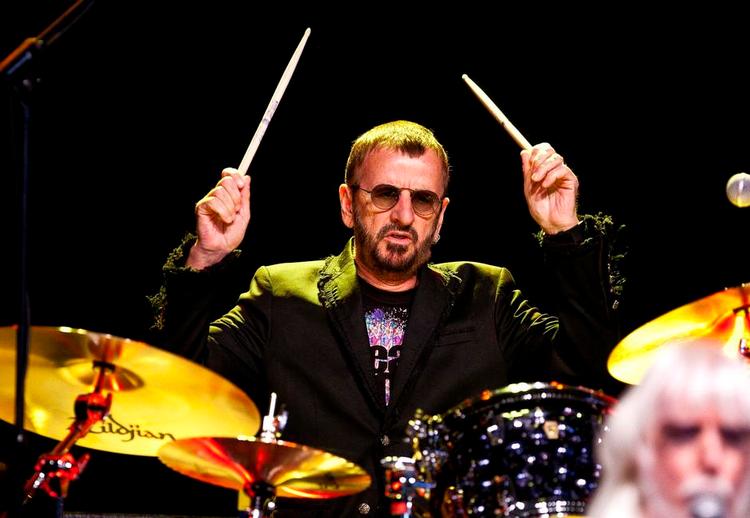 Mester. Ringo Starr har opfundet flere trommeteknikker, og adskillige verdensberømte trommeslagere står i gæld til ham. Her er han ved lanceringen af en turné med All Starr Band i 2011. 