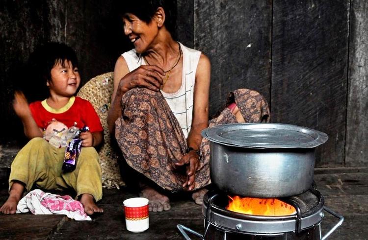Ild. I Bhutan deltager familier i et projekt, hvor det brænde, de samler ind, omdannes til brændsels kager, der brænder længere. Dermed behøver de kun samle halvt så meget brænde end før. Foto: Dazin 