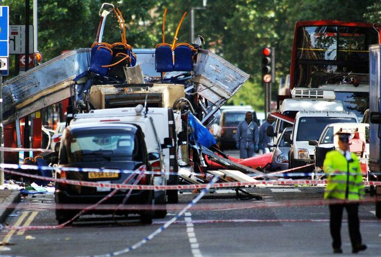 Terrorangreb. 7. juli 2005 blev London ramt af et terrorangreb, der sårede 700 mennesker og dræbte 52 - foruden de fire mænd bag angrebet. 