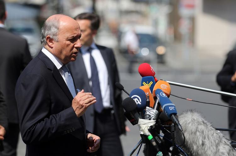 Atomaftale. Den franske udenrigsminister, Laurent Fabius, fortalte efter dagens møde i Wien, at der er tre springende punkter i forhandlingerne mellem Iran og den såkaldte P5+1-gruppe, som består af de fem permanente medlemmer af FN's Sikkerhedsråd – USA, Rusland, Kina, Frankrig og Storbritannien – samt Tyskland. 