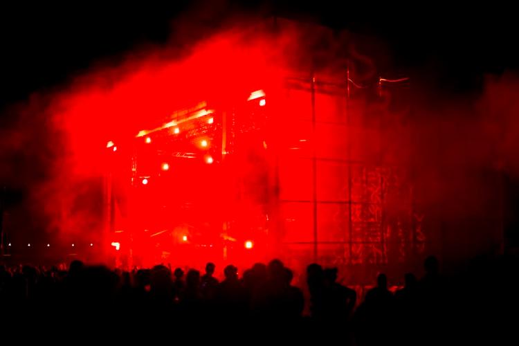 Røg. Årets Roskilde Festival lukkede natten til søndag med blandt andet britiske Jamie xx på programmet, hvorfra dette foto stammer. Til næste år får Roskilde konkurrence fra svenske Bråvalla Festival. 