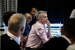 Irritabel. Pressemødet blev hårdt styret af en synligt irriteret topchef i Ryanair, Michael O’Leary, som henvendte sig direkte til pressen og sagde: »Hvis I stiller latterlige spørgsmål, lukker jeg jer ned«. 