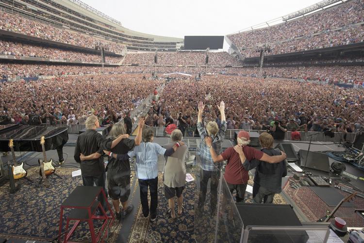 LEGENDARISK. Billede fra én af de 3 totalt udsolgte 'Fare Thee Well'-koncerter, som Grateful Dead afholdt 3.-5. juli i Chicago. Hver aften var 71.000 publikummer til stede under koncerterne, som er bandets definitivt sidste. 