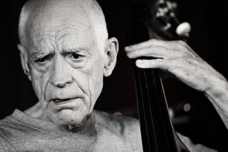 Intimt. At få lov at opleve 80-årige Gary Peacock i den intime atmosfære på The Standard er helt uforglemmeligt. Her er han fotograferet under prøverne. 