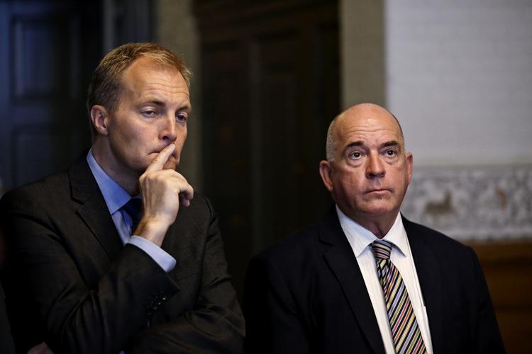 Ifølge DF-næstformand Søren Espersen (th.) er det ren volapyk at tale om en ulovlig krig. 