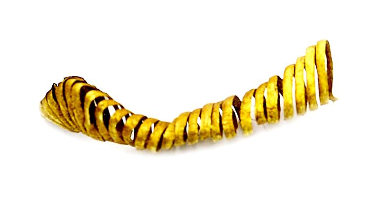 Gylden. Hver af de små guldspiraler måler cirka 3 centimeter i længden. 