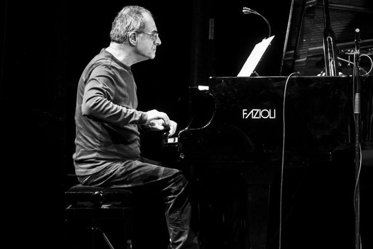 Diskret. Italienske Enrico Pieranunzi mestrer både jazzen og det klassiske. Men til koncerten på Betty Nansen teatret blev der kun plads til enkelte afdæmpede soloer. 