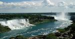 VANDPJASK. Niagara vandfaldene ligger helt ude i det vestlige hjørne af staten New York på grænsen til Canada og tiltrækker en del turister. 
