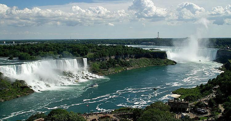 VANDPJASK. Niagara vandfaldene ligger helt ude i det vestlige hjørne af staten New York på grænsen til Canada og tiltrækker en del turister. 