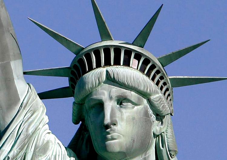 OVERRENDT. Masser af turister vil helt op i toppen af Frihedsgudinden i New York. Der er mindst tre måneders ventetid. Richard Drew/AP 