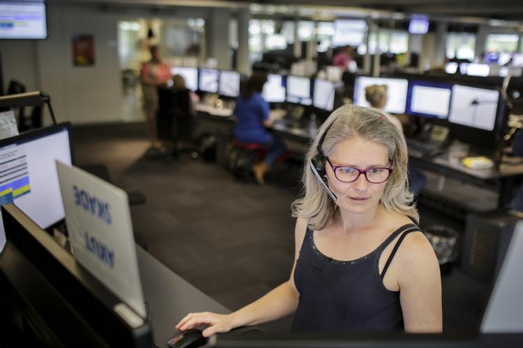 Koncentration. Politiken har fulgt Annette Hansen på en tilfældig 1813-vagt en onsdag aften. »Det er det hårdeste job, jeg nogensinde har haft«, fortæller den 49-årige sygeplejerske. 