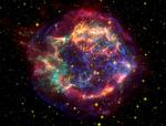 Supernova. Når en kæmpestjerne eksploderer, bliver der udsendt gammastråler, røntgenstråler (grøn og blå), infrarødt lys (rødt) og synligt lys (gult). Her illustreret med supernovaen Cassiopeia A. Danske astronomer har nu afsløret, at et længerevarende gammaglimt kom fra en anden eksploderende kæmpestjerne for 6,4 milliarder år siden. 