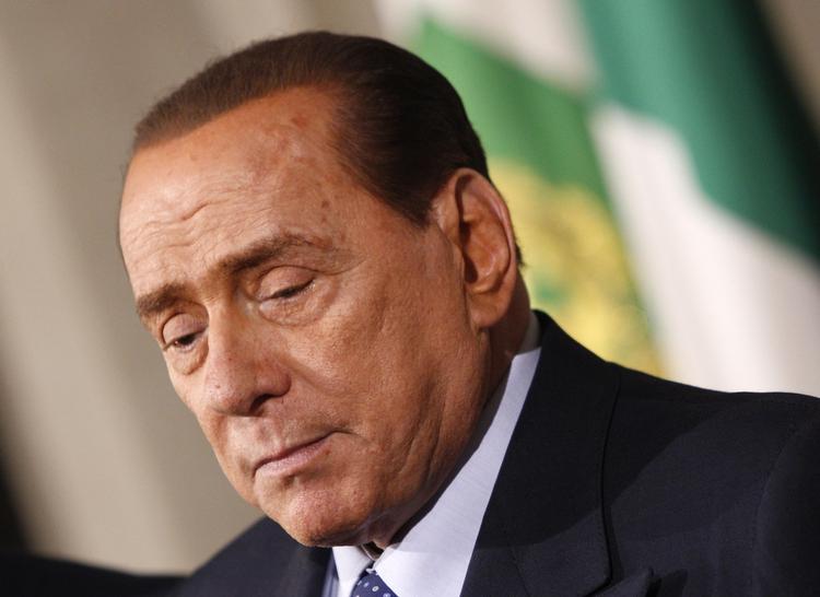 Kontroversiel kan man vist roligt kalde Silvio Berlusconi. Ekspremierministeren optræder mest i mediernes søgelys, når han er op anklagebænken. Og nu er han netop blev idømt tre års fængsel. 