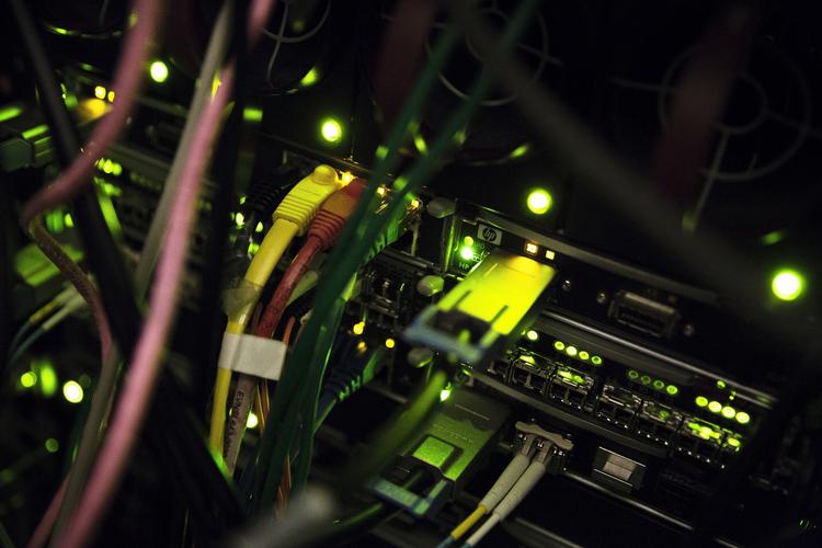 hacket. Det italienske sikkerhedsfirma Hacking Team er selv blevet hacket og har fået spredt mindst 400 gigabyte data - svarende til 500 hyldemeter - på sin Twitterkonto. 