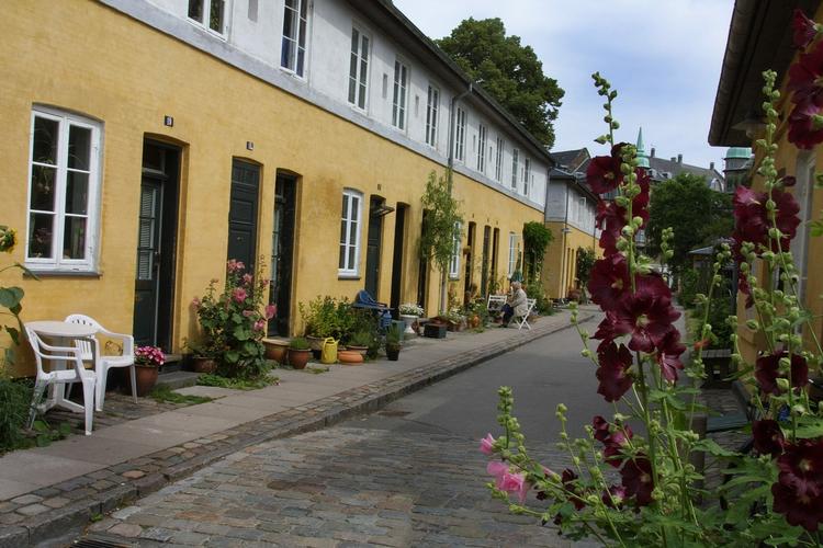 Kolera. Den lille gule by i byen er det første synlige bevis på den bevægelse af almene boliger, som har skyllet over landet siden 1853. 