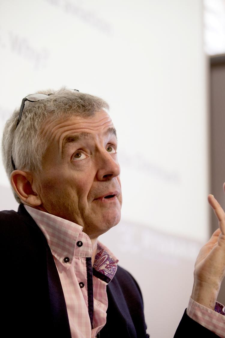 oprustning. Efter i flere omgange at have stillet med underdirektører har Ryanair på det seneste fløjet topchefen, Michael O'Leary, ind fra Irland, når lavprisselskabet har forsvaret sig og angrebet den danske fagbevægelse på pressemøder. 